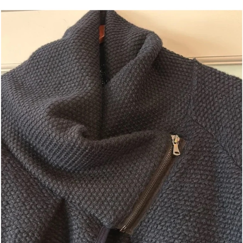 Long navy 80% wool Scandinavian style sweater - Picture 3 of 7